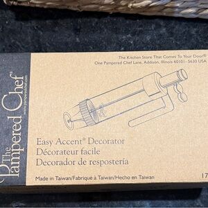 The Pampered Chef Easy Accent Decorator - New without tags